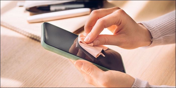 Clean Your iPhone 16 Screen